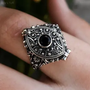 Women's Alloy Carved Flower Locket Ring, Flip-Open Secret Hidden Cavity Band, Delicate Ins Aesthetic Finger Jewelry for Dating, Travel Gift