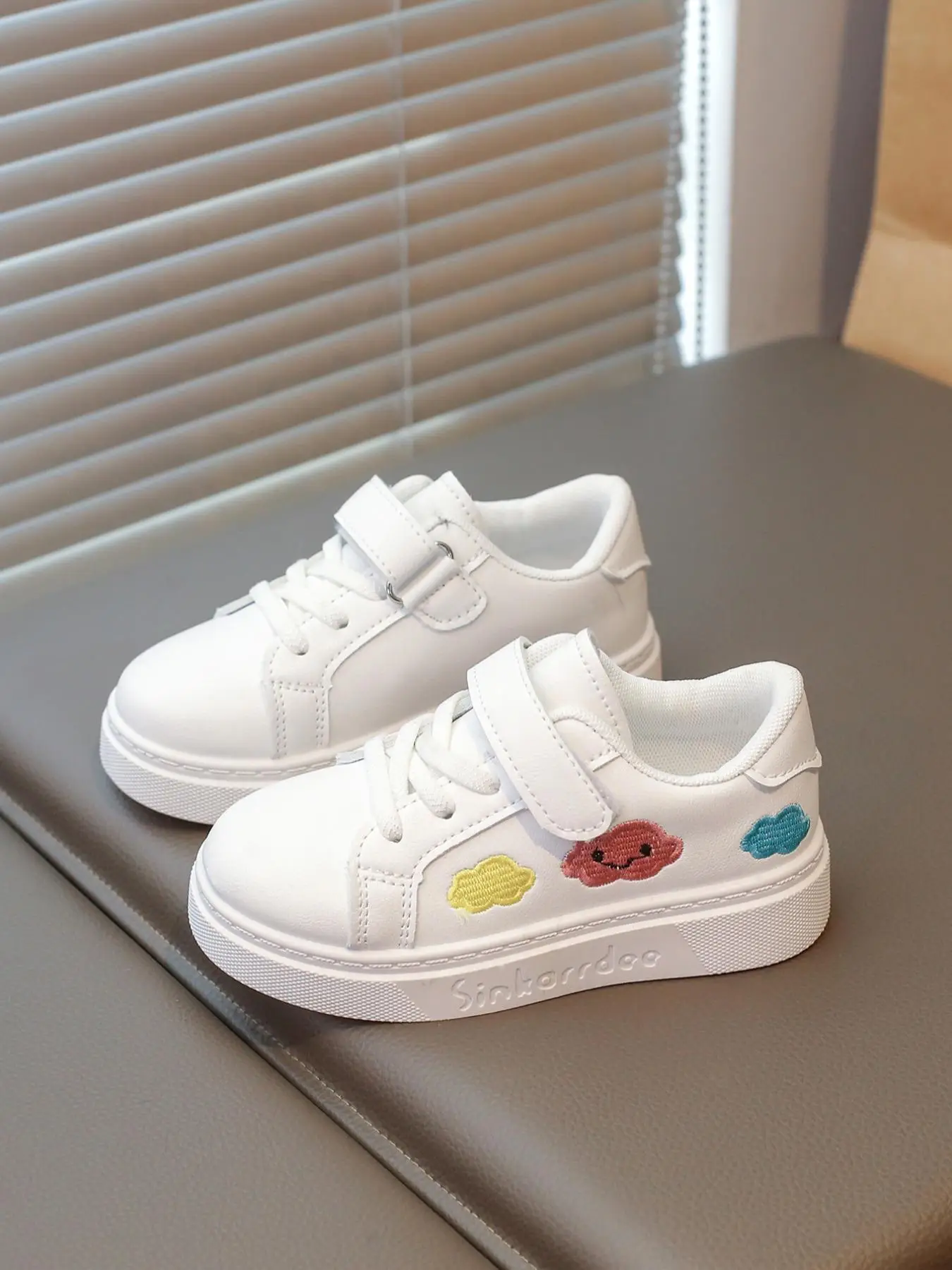 Fashionable Cartoon Cloud Pattern Velcro Design Sneakers, Casual Comfortable Sports Running Shoes for Girls, All-match Round Toe Shoes for Daily Wear