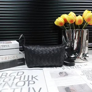 Pre-owned Bottega Veneta Calfskin Shoulder Bags Intrecciato Traveler Black SHoulder Bag T10346438