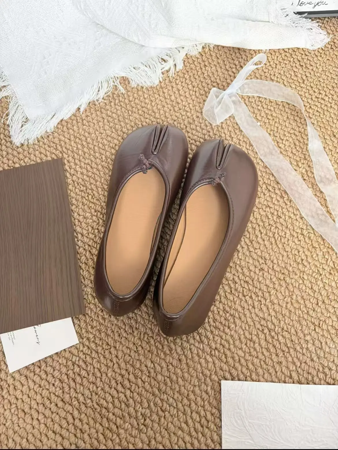New Chinese-style women’s flat shoes with a stylish vibe, smooth soft leather, low-cut design, comfortable soft sole—ideal for commuting, shopping, and outings; available in brown, beige, and red; fashionable casual women’s shoes.