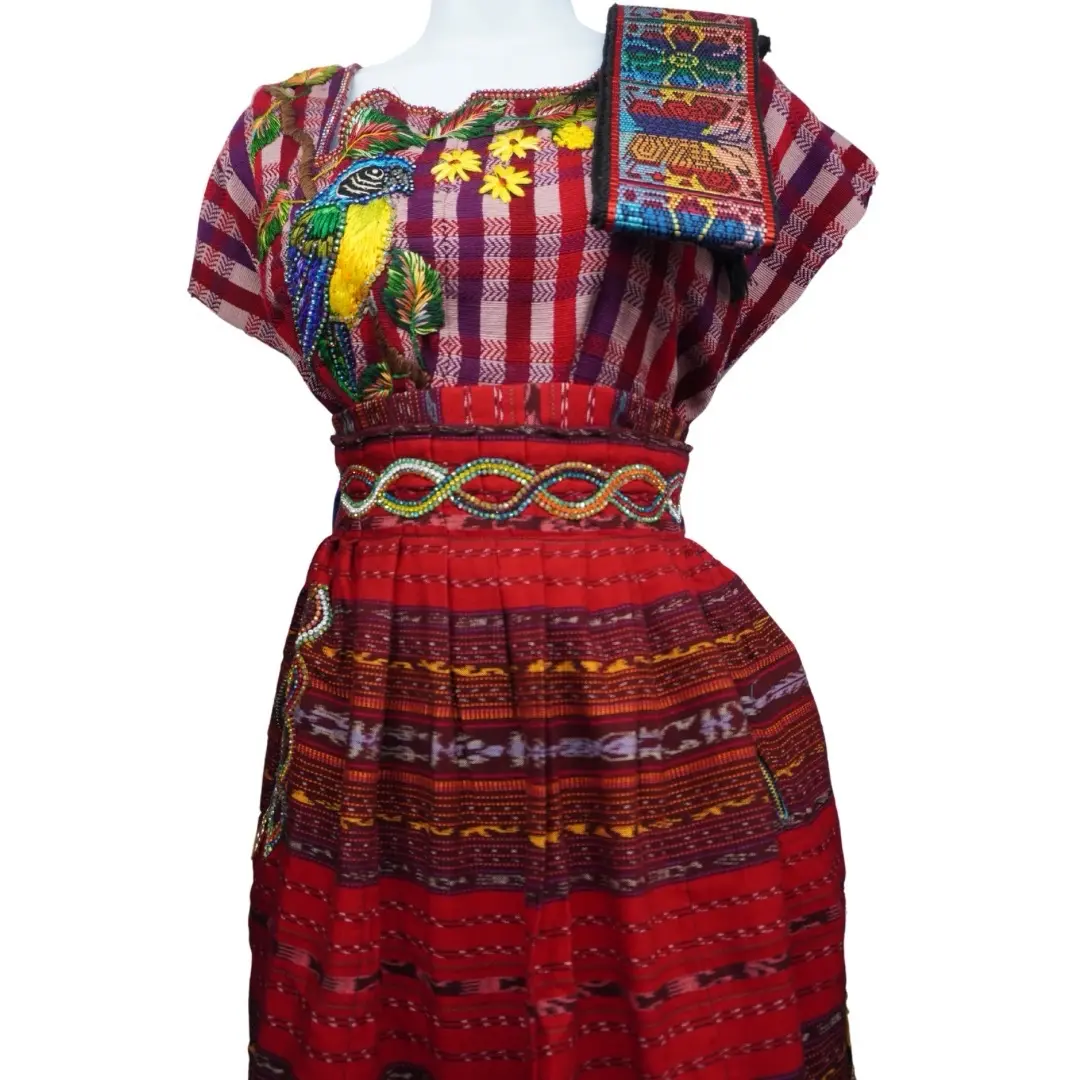 Vestido Típico Guatemalteco Rojo con Diseño de Quetzal y Bordado Tradicional