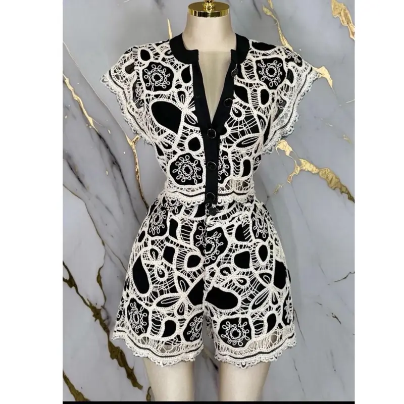 Camila Set 2 piezas Women's Black and White Lace Short Romper Fashionable Two-Piece Ensemble