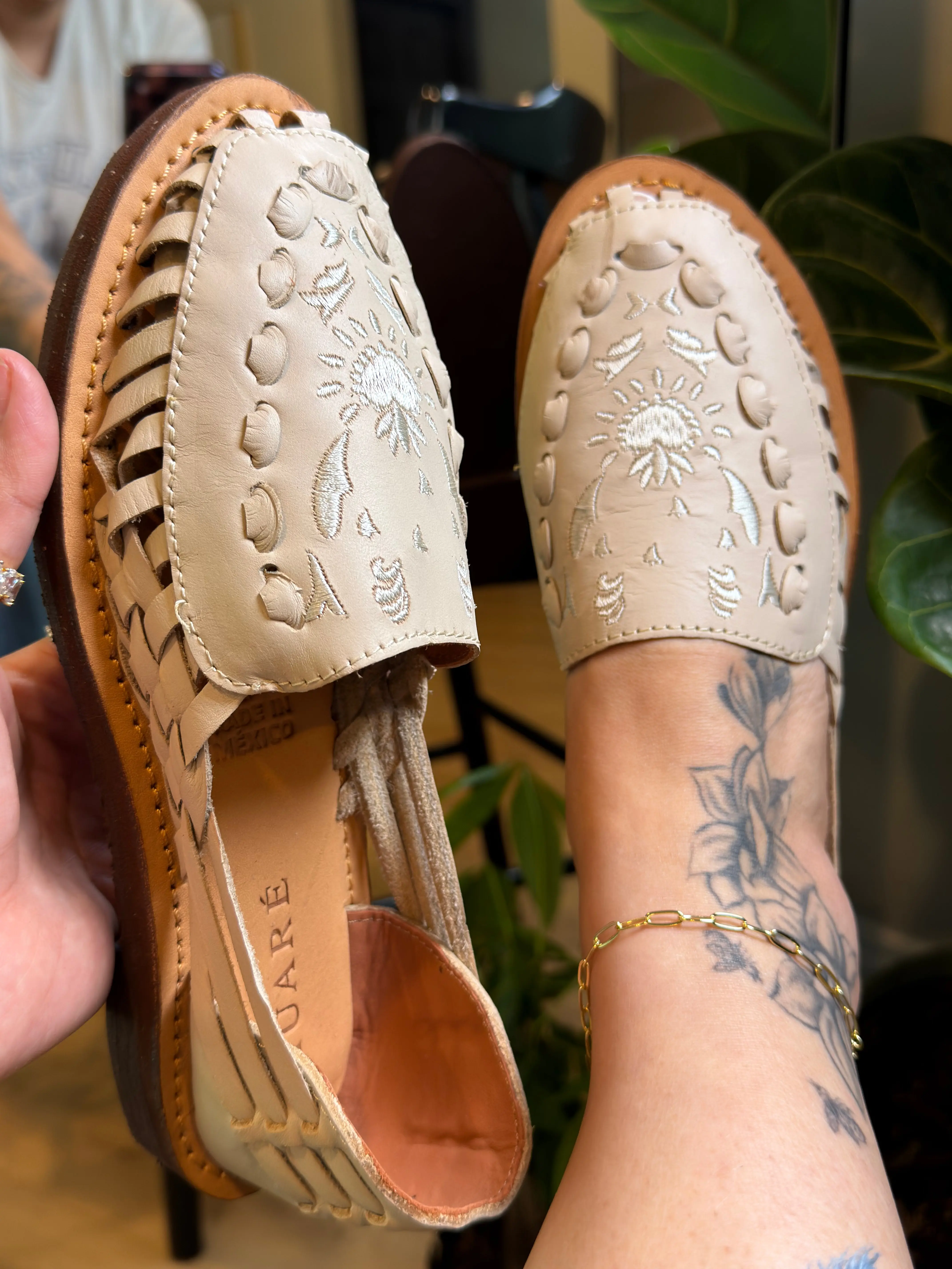 HUARÉ Corazón Sagrado Clásico Huarache Sandals - Beige-Gray