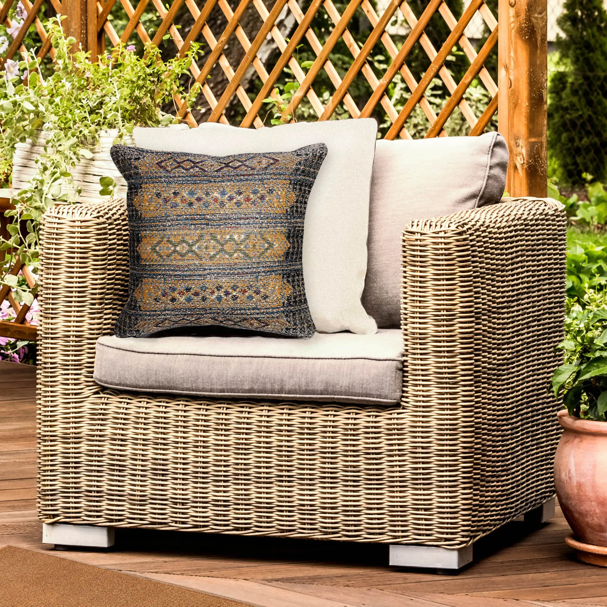 Lush Decor MARINA Power Loomed Easy Care Indoor/Outdoor Pillow - Bold Tribal Stripe, Traditional Geometric Southwestern Ethnic, Couch Cushion Replacement, Cushions for Outdoor Chairs, Machinewash Easy Accent, Ethnic Cushions