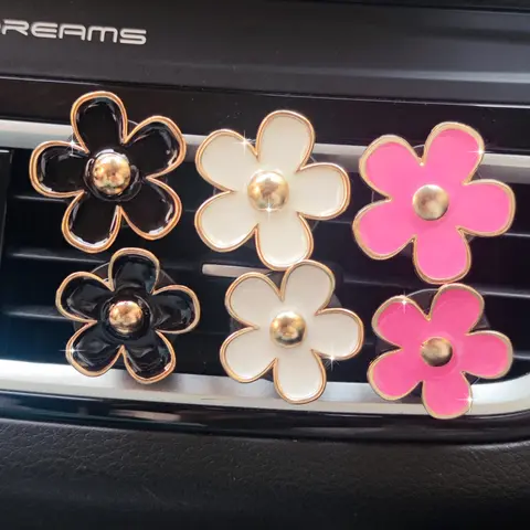 4PCS Cute Daisy Charm Automotive Air Vent Clips, Durable Alloy Car Interior Accessory, Refill Pad Scented Ornament, Auto Decoration