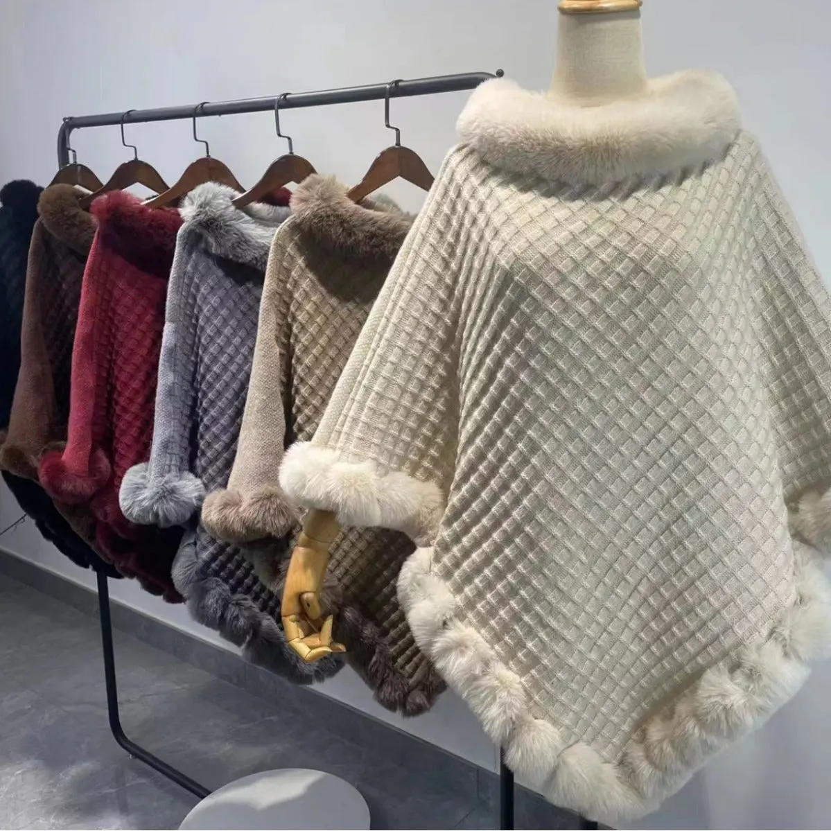 Luxury Fur Collar Cape & Shawl for Women | Fall & Winter Cloak Wrap