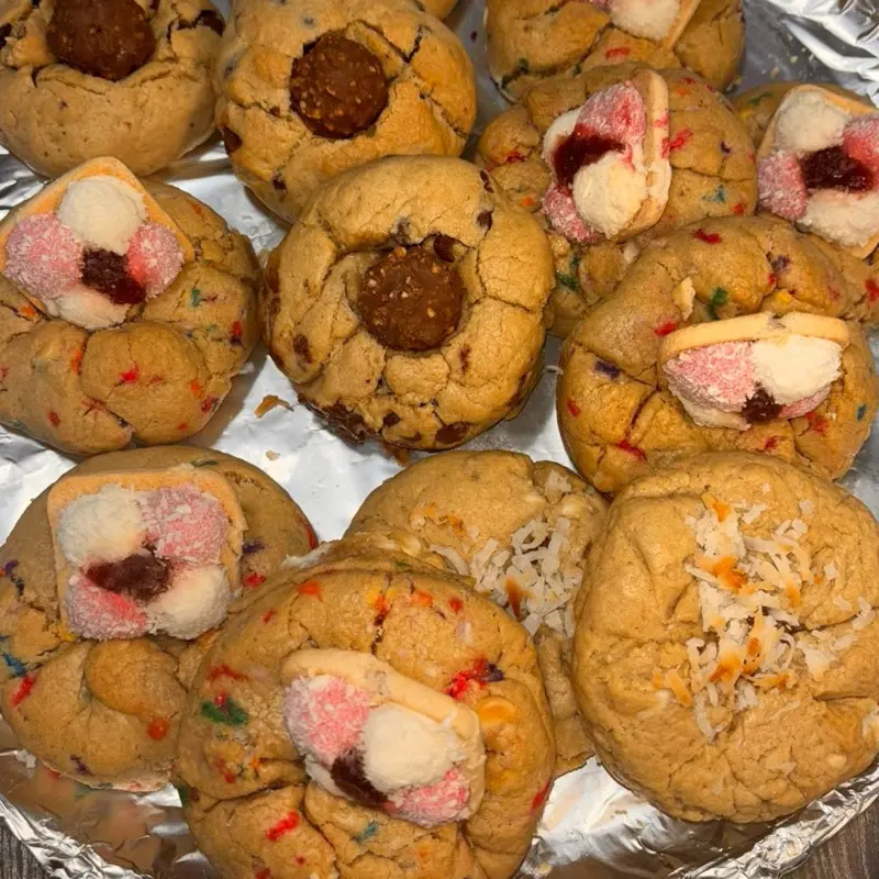 Café Con Leche Cookies Assorted Box of Homemade Cookies 6 / 3 = Differents Flavors Nutella Arcoiris Dulce de Leche Chocolate Chip Ferrero Traditional Dubai Chocolate filling