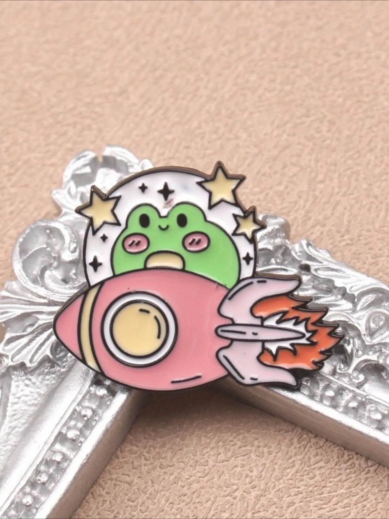 Whimsical "Space Frog Astronaut" Enamel Brooch Pin, Cute Frog in Pink Rocket Lapel Badge, Starry Celestial Frog Jewelry, Unisex Fashion Accessory Gift for Casual Daily Backpack Clothes Decor