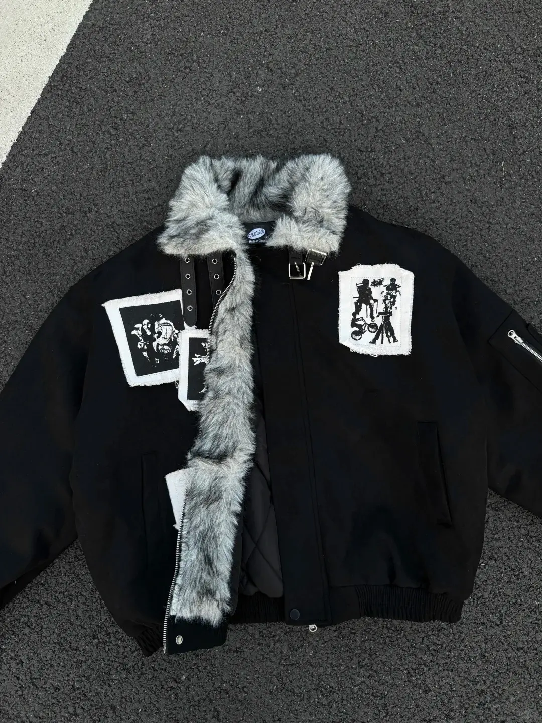 Y2K street-style patchwork patch cropped cotton jacket with a collar; casual, warm winter outerwear; retro racing zip-up jacket; trendy hip-hop fashion jacket; inspiration for everyday outfits, party looks, stylish styling, and layered streetwear looks.