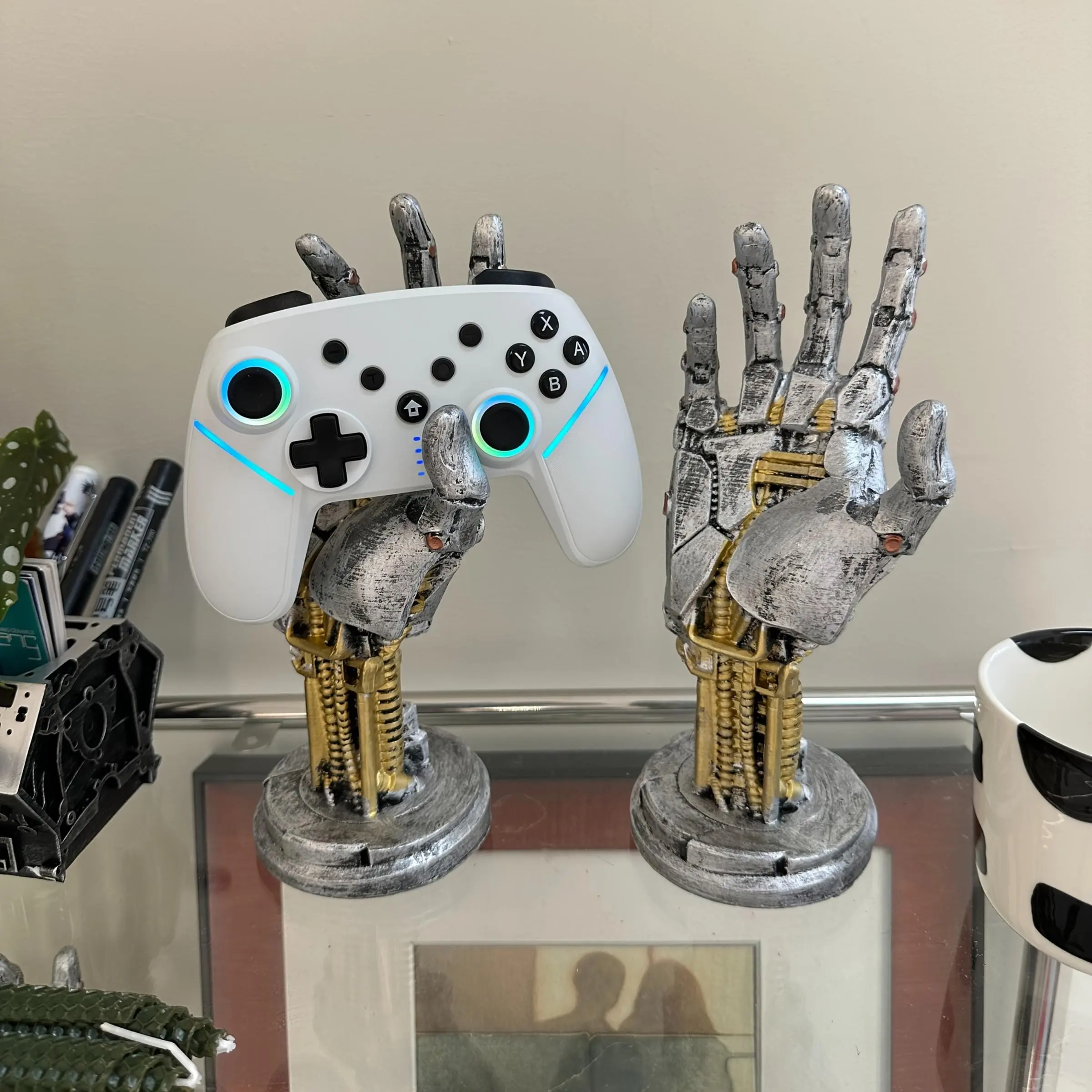 3D Sci-Fi Game Controller Stand, Multifunctional Desktop Organizer Smartphone Stand Phone Mount for Gaming Controllers and Phones, Ideal Gift for Gamers