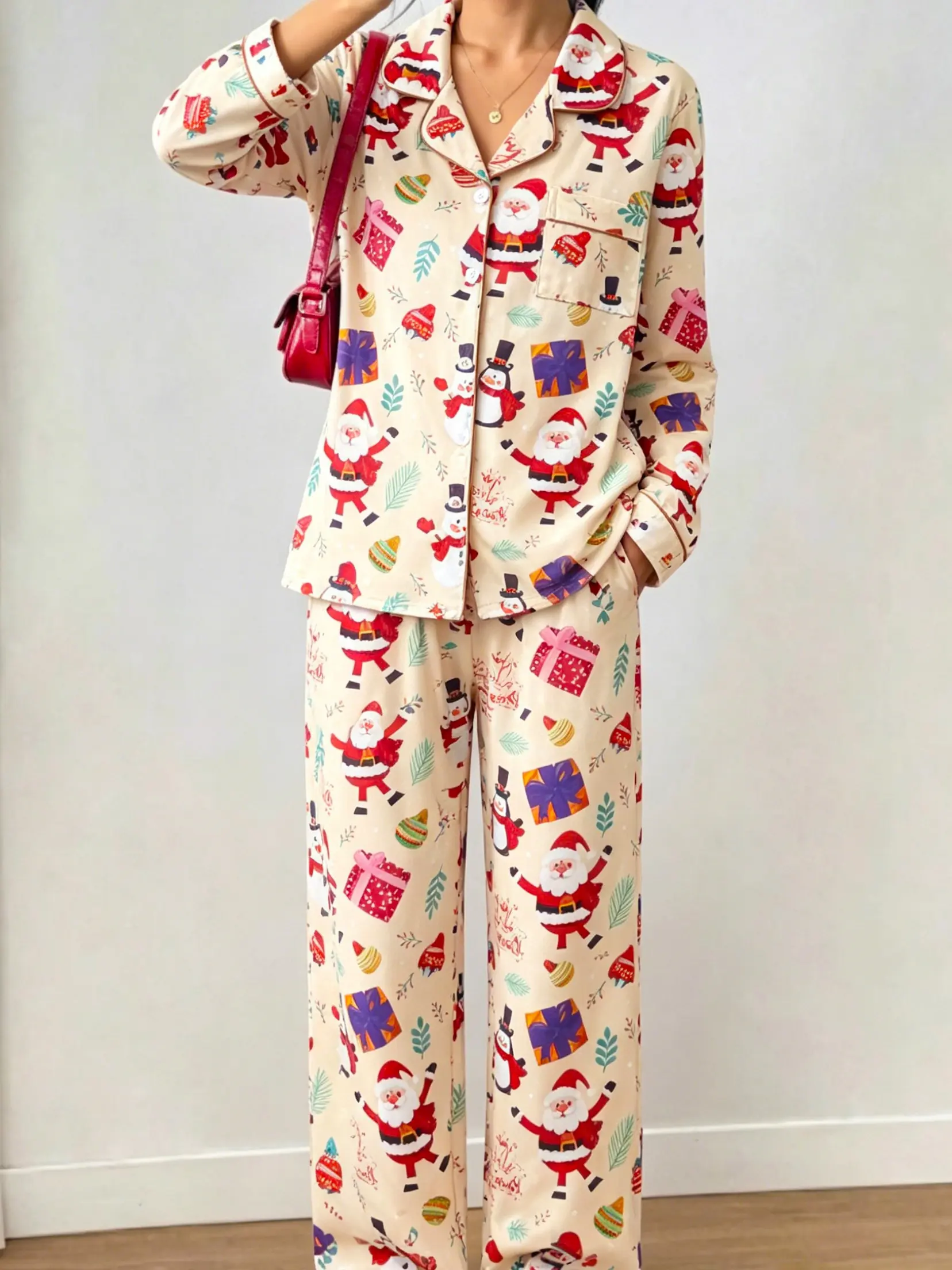 Women's home pajama set, featuring a print of Santa Claus and a snowman, is sweet and adorable, suitable for wearing at home throughout the year.