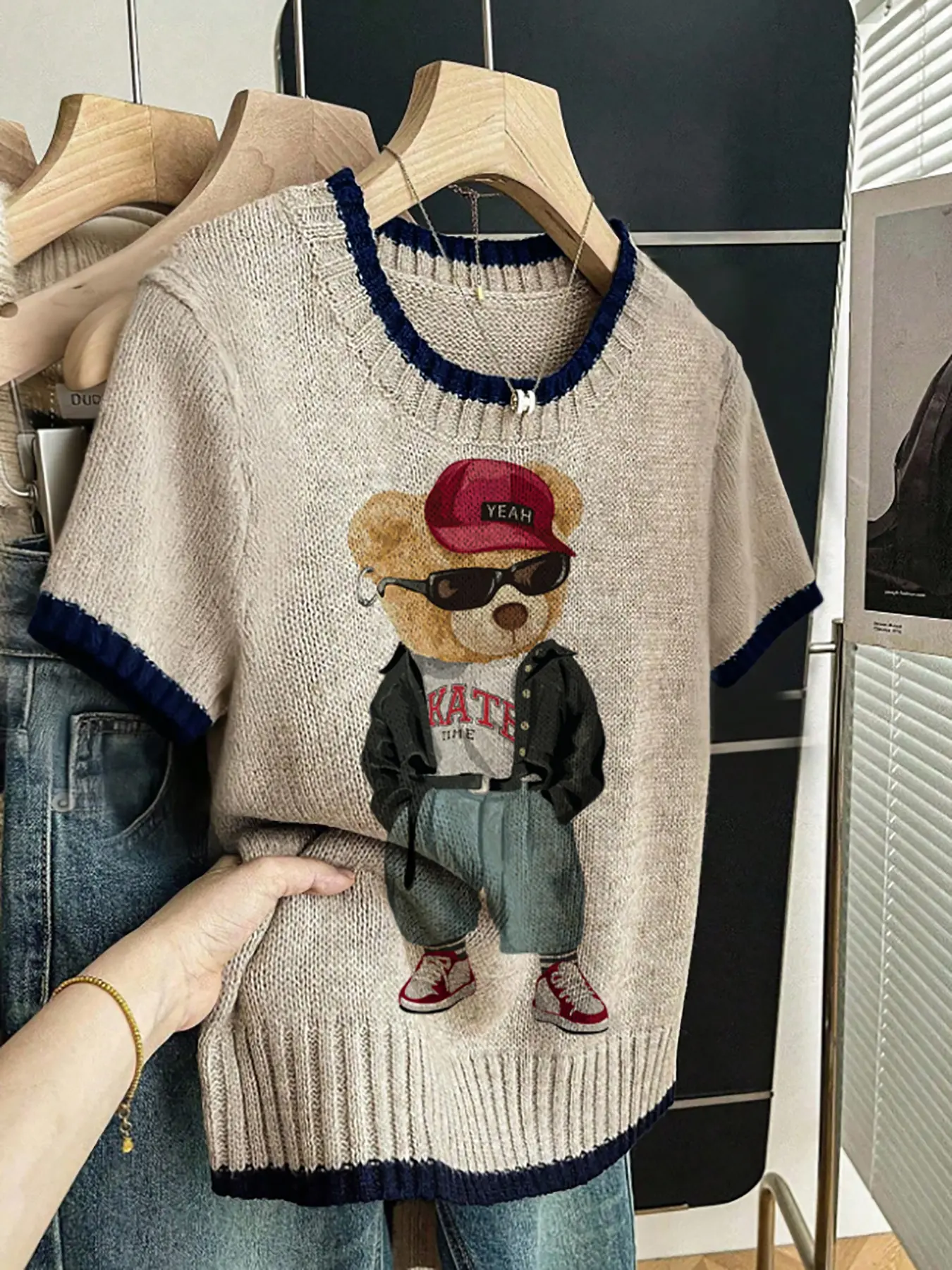 Trendy Bear Pattern Colorblock Print Round Neck Sweater Knit Fabric Pullover, Everyday Casual Fit Short Sleeve Cozy Knitwear for Spring & Fall, Comfortable Soft Women's Clothing