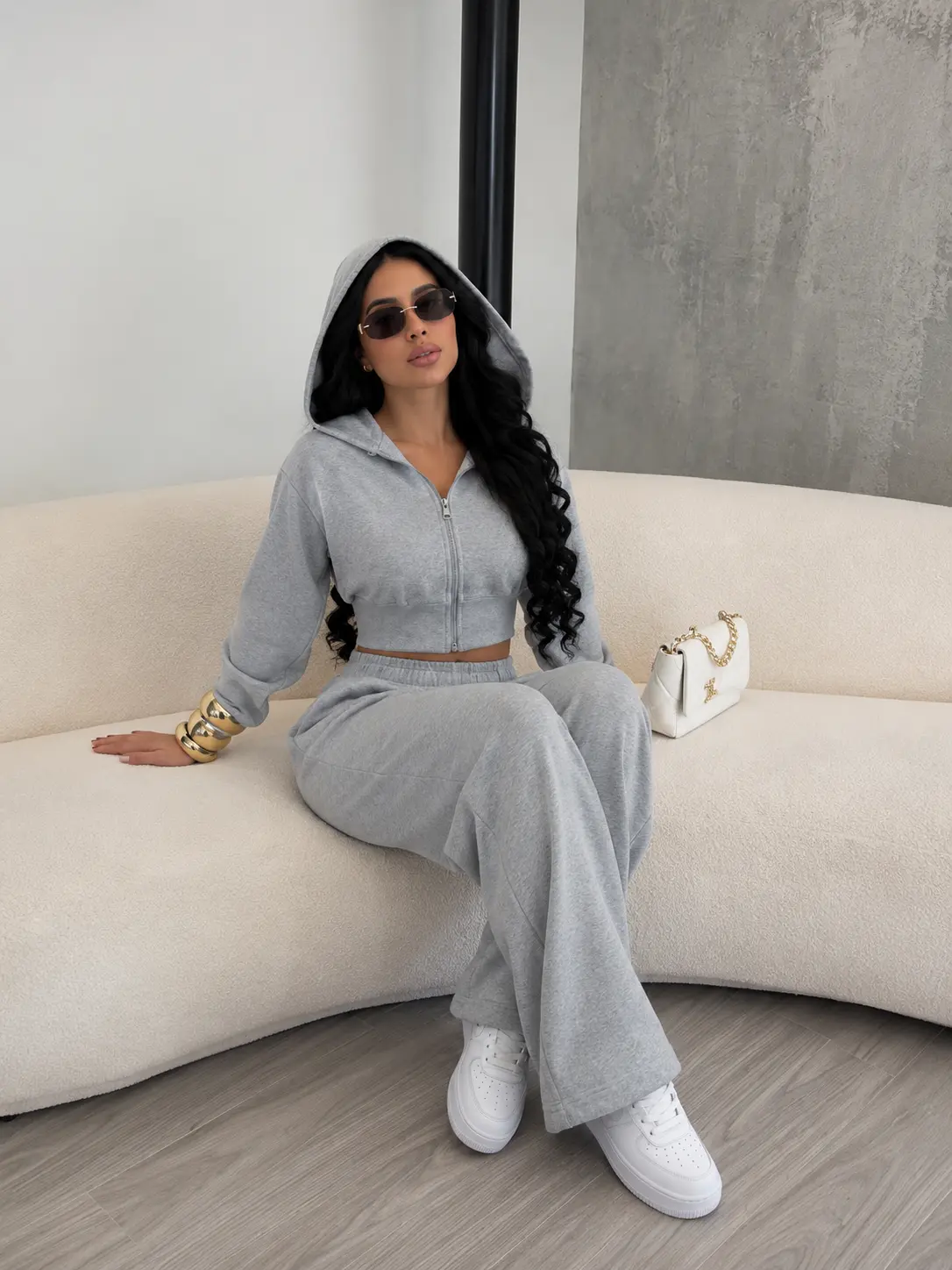 Gray Hooded Sweatshirt and Sweatpants Set for Women - Comfortable and Stylish Outfit for Casual Wear