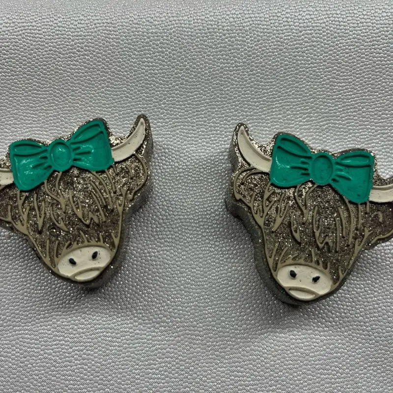 Cherry Leather scented-Cow Vent Clips with Green Bow Design for Stylish and Functional Use-