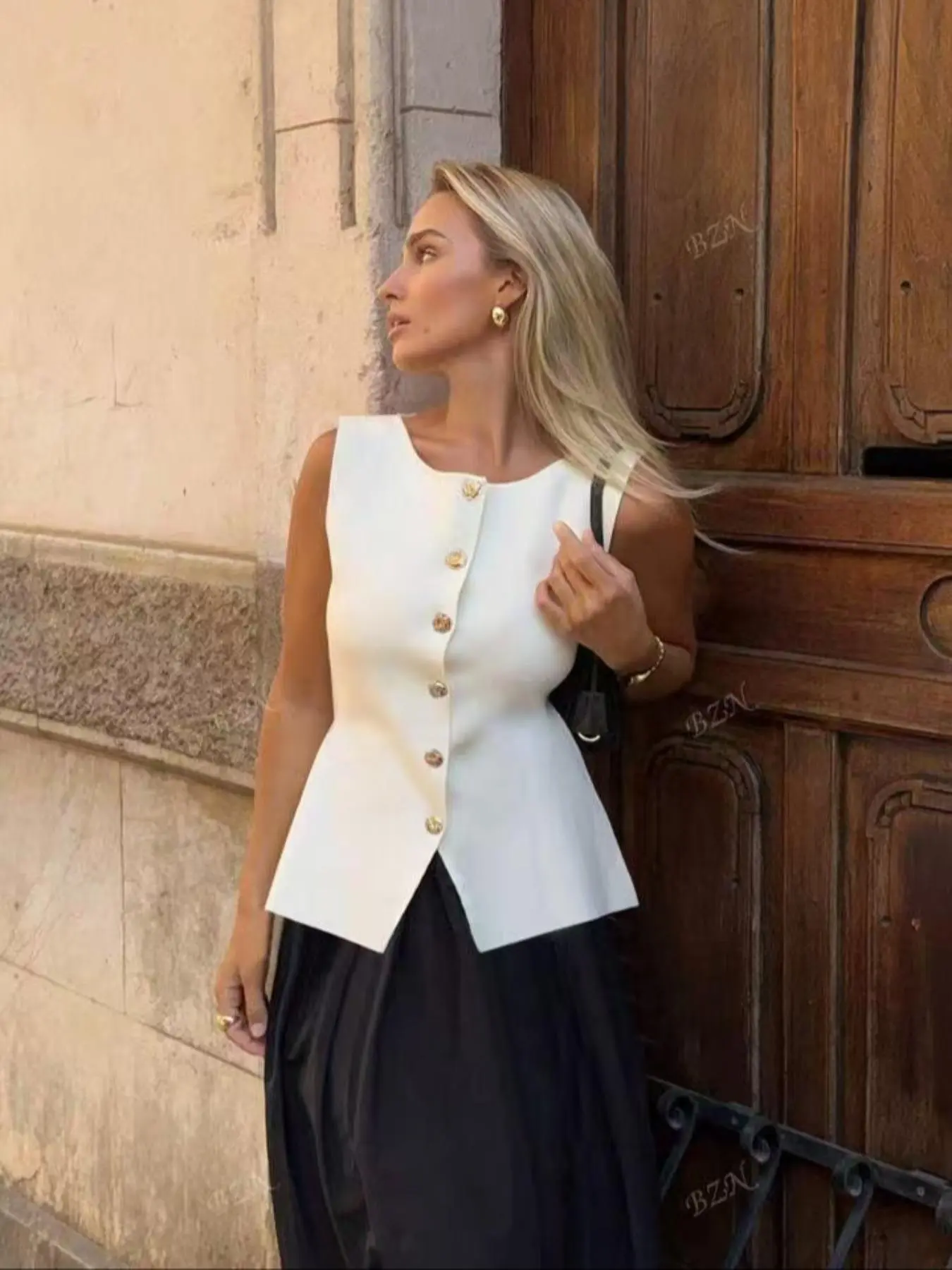 Women's Plain Metal Button Design Elegant Chic Minimalist Fitted Sweater Vest, Aesthetic Vest, Casual Sleeveless Round Neck Knit Top for Spring, Fashion Women's Knitwear for Daily Wear, Womenswear