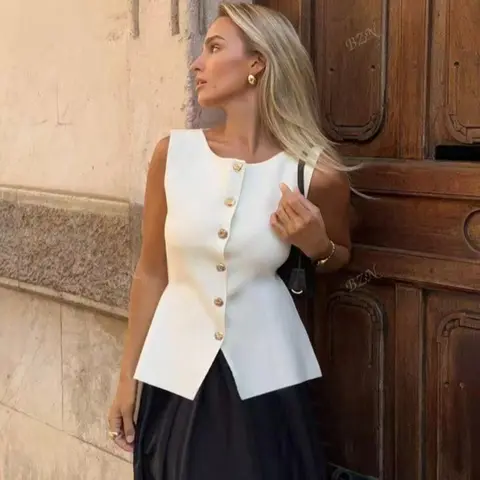 Women's Plain Metal Button Design Elegant Chic Minimalist Fitted Sweater Vest, Knitted Sleeveless, Aesthetic Vest, Casual Sleeveless Round Neck Knit Top for Spring, Fashion Women's Knitwear for Daily Wear, Womenswear