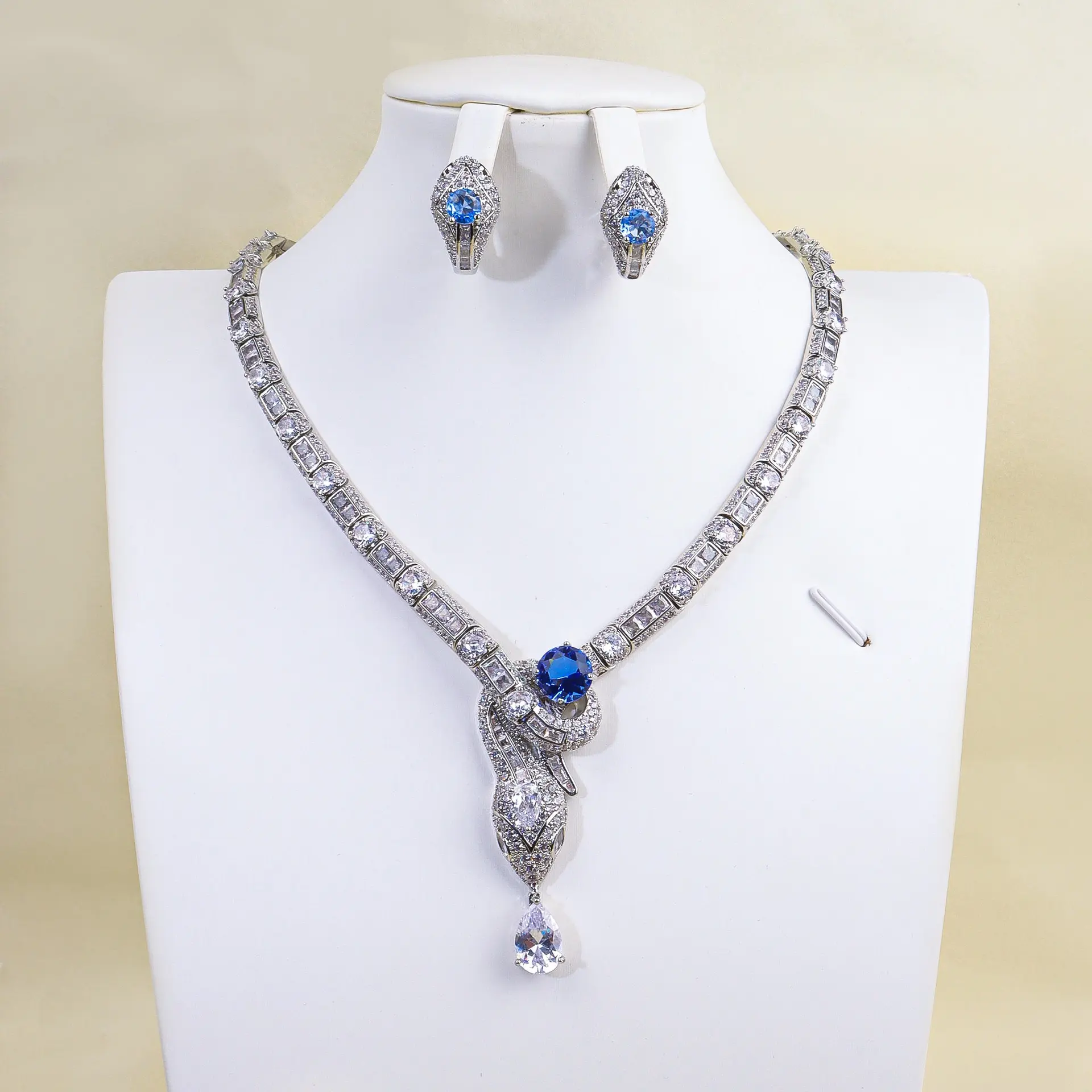 Luxury 2-Piece Snake-Shaped Animal Totem Jewelry Set - Full Pavé Cubic Zirconia Bib Neckline Necklace & Snake Head Hoop Earrings for Evening Wear Crystal Gift