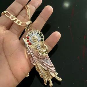 San Judas Tadeo Big 3" Pendant con Cadena Figaro 24" / 4mm en Oro Laminado 14K - Elegant St Jude Thaddeus Pendant 3-Inch 14K Gold-Plated 24" 4mm Chain Figaro