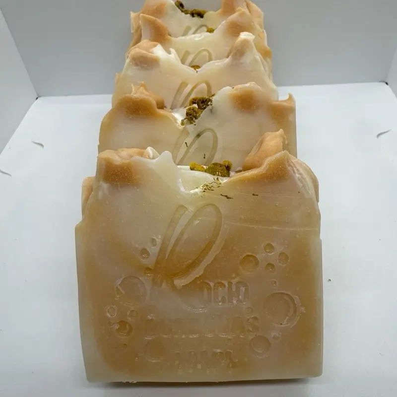 Jabón de manzanilla y caléndula, saponificado en frio.