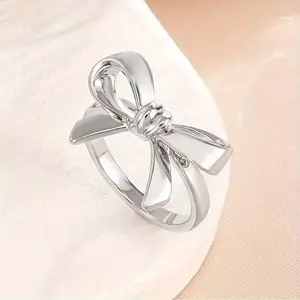 Simple and atmospheric three-dimensional full light butterfly bow single ring, shiny smooth surface, low-key yet luxurious