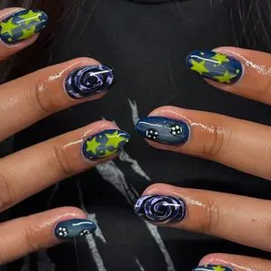24pcs Short Oval Fake Nails, Y2K Star Swirl Design, Removable Glossy Full Coverage, Daily Wear & Festive Occasions