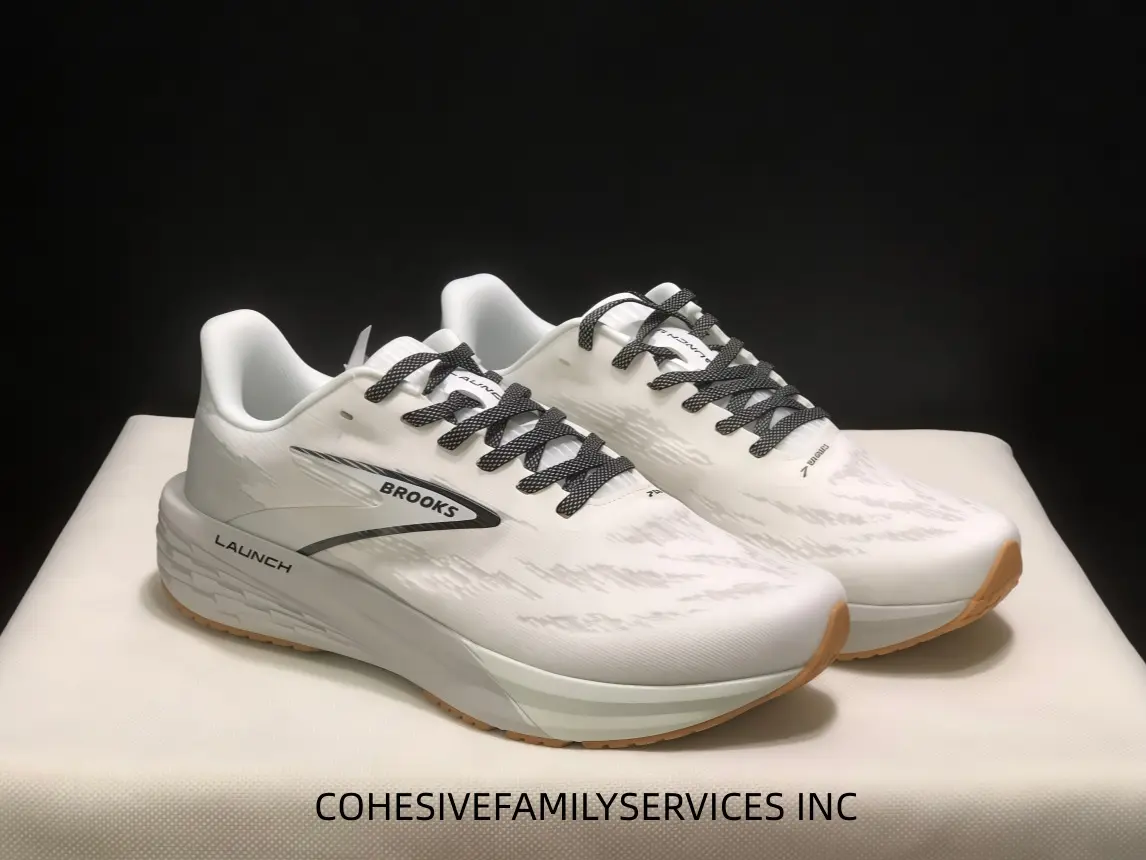 Clean white lightweight running shoes with breathable woven upper. Soft resilient midsole cushions landing shocks well for daily jogging, gym training and casual long-distance running.