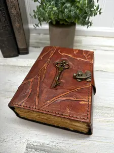 Vintage Leather Journal with Clasp – Timeless Elegance for Your Thoughts