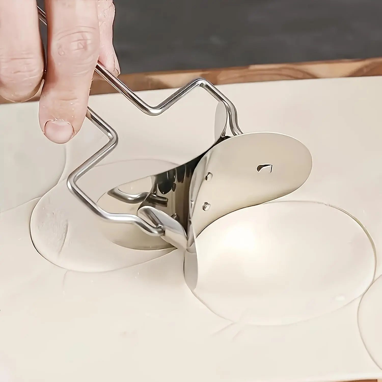 A Stainless Steel Dumpling Cutting Wheel, Dough Roller, Round Cutter for Making Dumplings And Buns, Italian Dumpling Skin Cutter, Manual Rolling Cutter, Perfect for Easily Making Dumplings, Buns, Noodles, Pastries