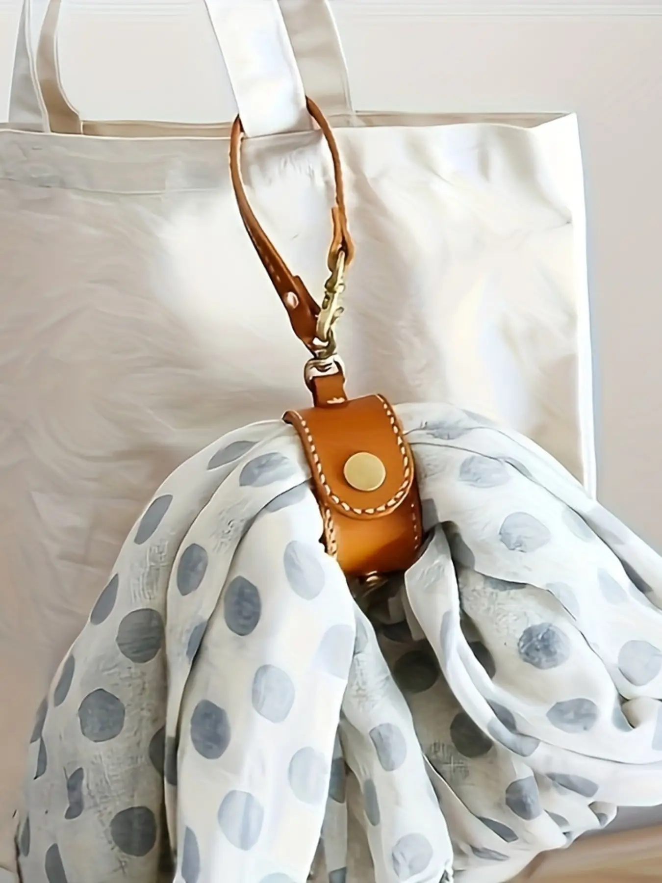 1pc Travel Accessory Clip – Versatile Scarf, Glove & Hat Holder for Luggage and Bags, Stylish Circular Design for Secure Storage During Travel, Luggag