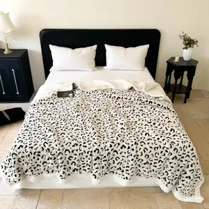 1 pc Double-layered leopard-print throw blanket. A soft and comfortable blanket, breathable in summer and warm in winter. Ideal for use in bedrooms, living rooms, on sofas, in offices and other spaces as an air-conditioning blanket.