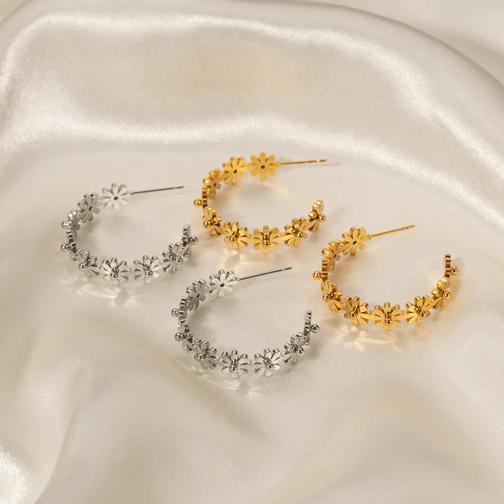 Daisy flower gold plated earrings, surgical steel, hypoallergenic, waterproof, chic, summer floral earrings
