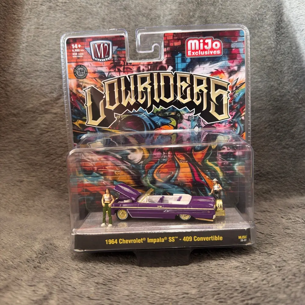 M2 Machines 1964 Chevrolet Impala SS - 409 Convertible Lowriders Diorama w/ Lady Figures 67500-MJS02 CHASE