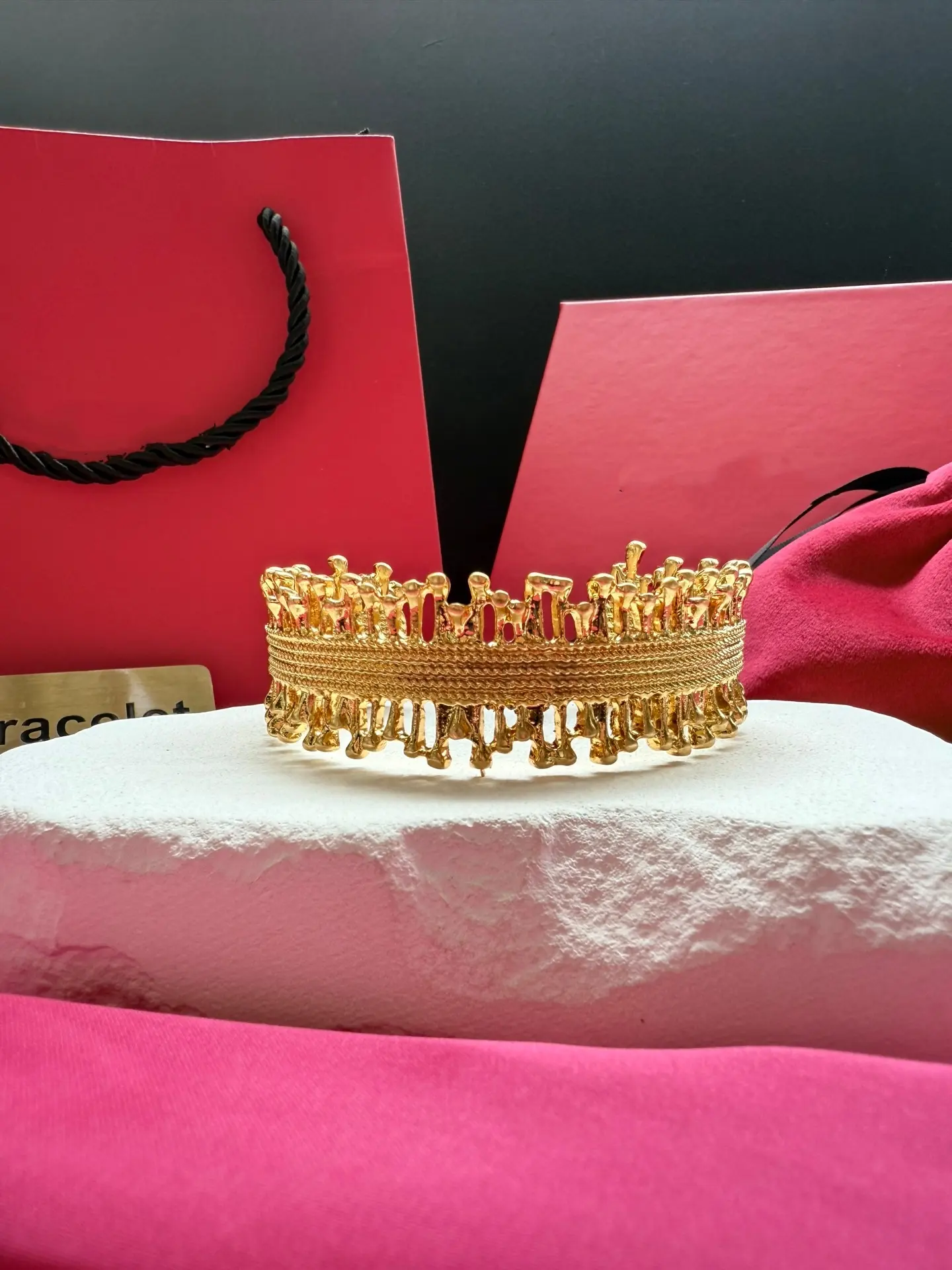 Courtly exaggerated, retro and luxurious water droplet-shaped diamond bracelet with a unique style.