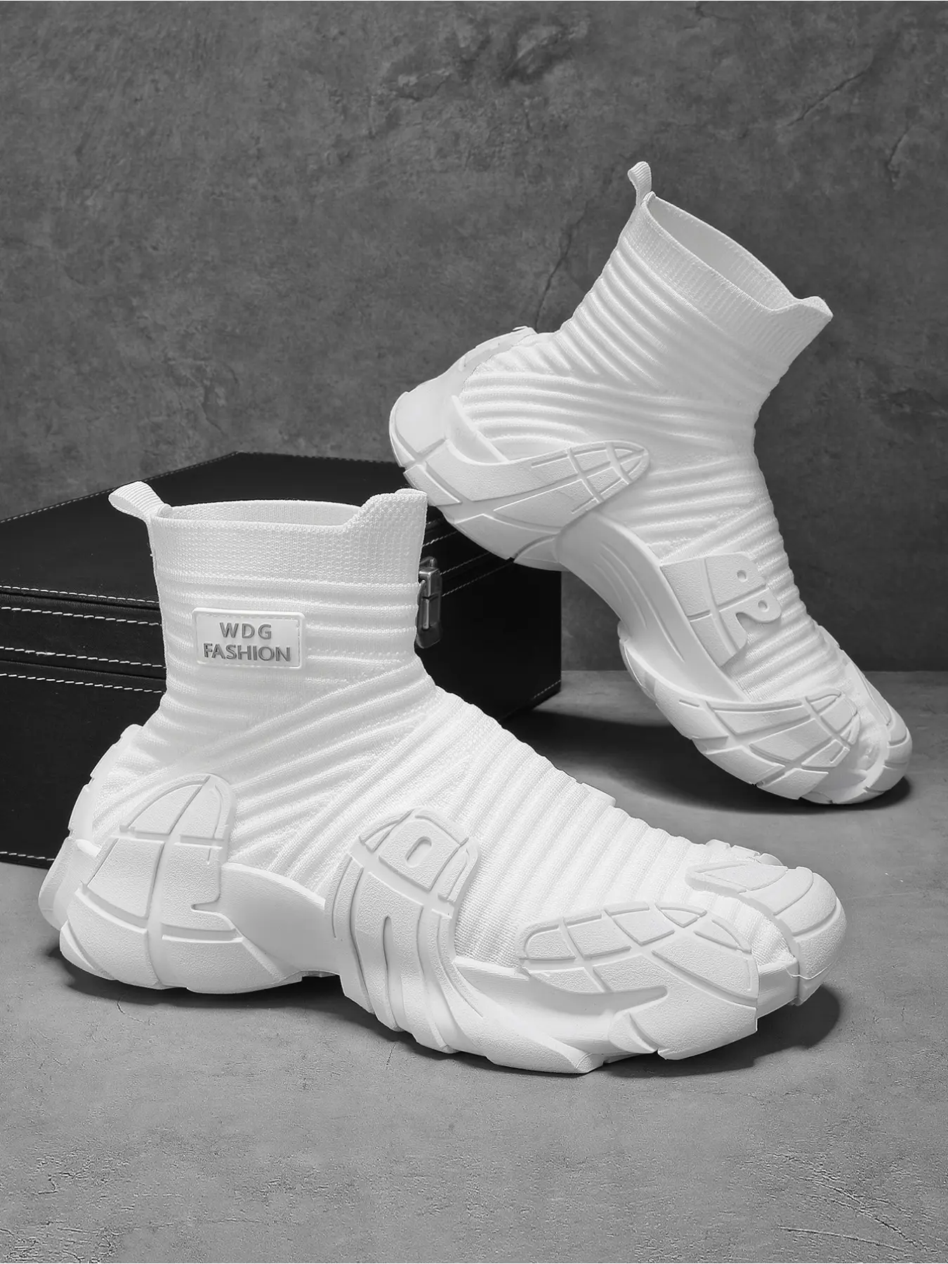 The new style of men's four seasons all-match trend, personalized casual soft-soled athletic Sneaker shoes, outdoor sports Walking Shoes daddy shoes