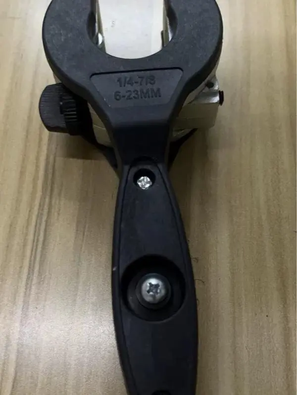 ratcheting pipe cutter, handheld tube cutter, copper pipe cutting tool, refrigeration hvac tool, plumber tube cutter