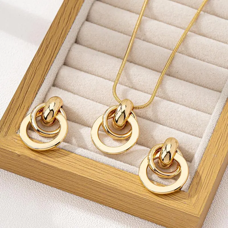 Trendy 2-Piece Gold-Colored Costume Jewelry Set - Elegant Interlocking Circle Necklace, Stud Earrings for Office Style Fashion Accessories, Trendy Jewelry Sets, Accessory Set, Jewellery Gift Set