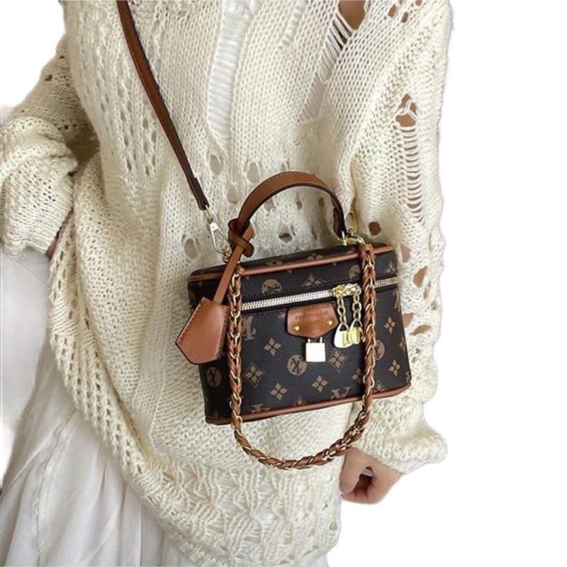 Shoulder Bag with Chain Strap and Monogram Design for Everyday Use