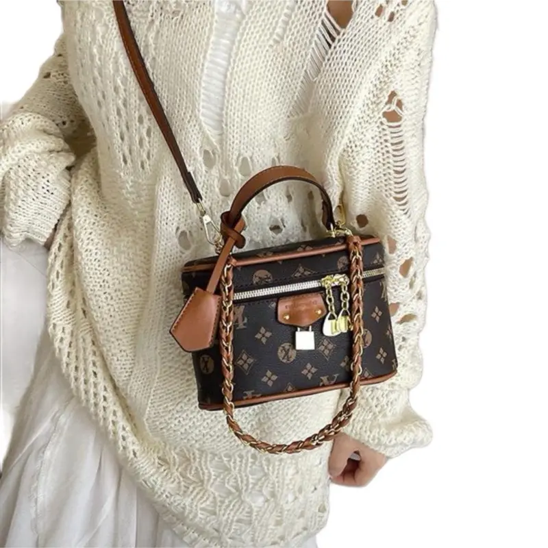 Shoulder Bag with Chain Strap and Monogram Design for Everyday Use