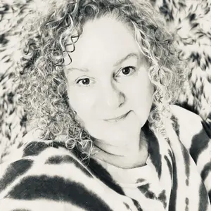 Product Review of Ultra Smoothing Hair Serum – Reduce Frizz & Deep Hydration | Niacinamide + Carbohydrate Complex for Silky, Smooth Hair | Vegan, SLS & Paraben-Free from G**i a** F**n **