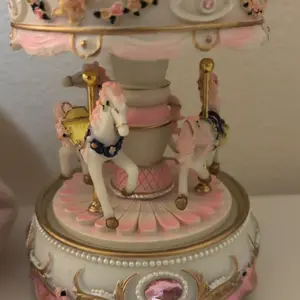 Carousel Design Music Box, Color Changing LED Lights Musical Box Desk Ornament, Gift for Girl, Home Decor for Living Room Bedroom [battery Required, without Battery], Desktop Decoration Items