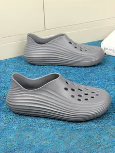 Unisex Streamline Clogs: Minimalist Black Design, Versatile Clogs For Outdoor & Home Use