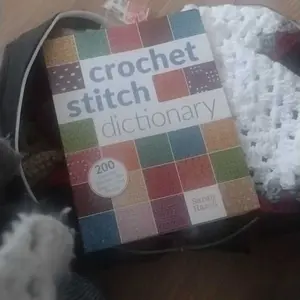 Crochet Stitch Dictionary: 200 Essential Stitches with Step-By-Step Photos -- Sarah Hazell - Paperback