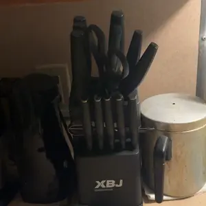 XBJ Knife Set, 15-piece kitchen knife set, built-in sharpener, high-carbon stainless steel blades, sharp and rust-resistant, includes a built-in sharpener and kitchen scissors, dishwasher safe, black.