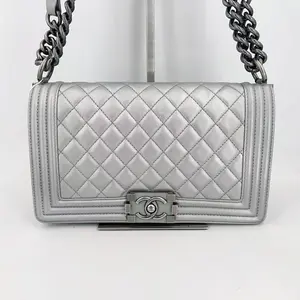 Pre-owned CHANEL leather Shoulder Bags Silver Quilted Boy Bag with Chain Strap