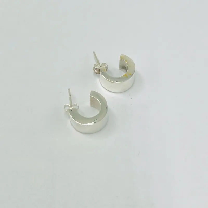 Arracada ancha pequeña. Plata 925
