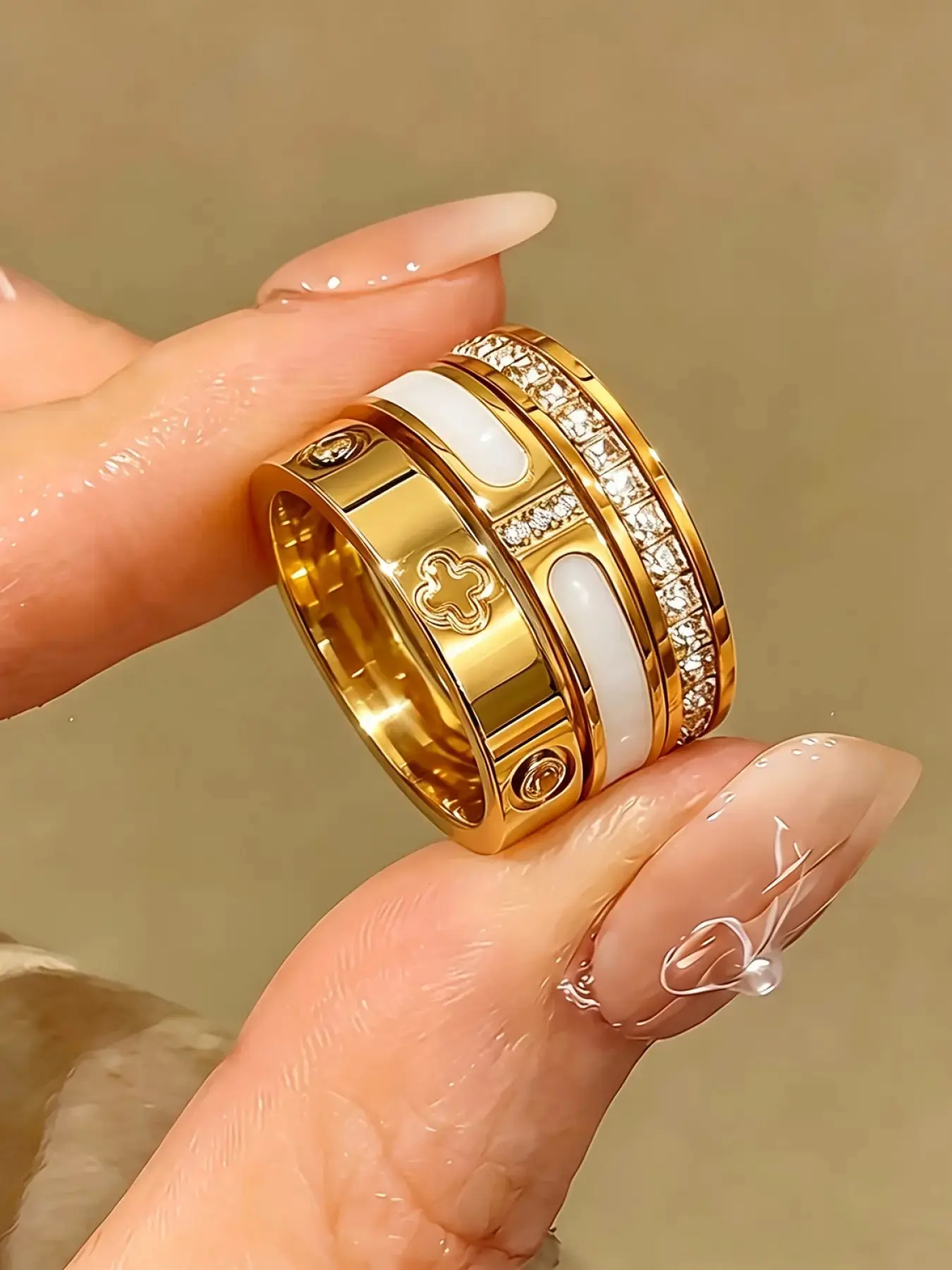 3pcs 18k gold-plated exquisite and luxurious sparkling ring set, available in multiple sizes to solve your size coerns. Waterproof, wear-resistant, and hypoallergenic, suitable for women's daily wear, parties, gifts, and vacations