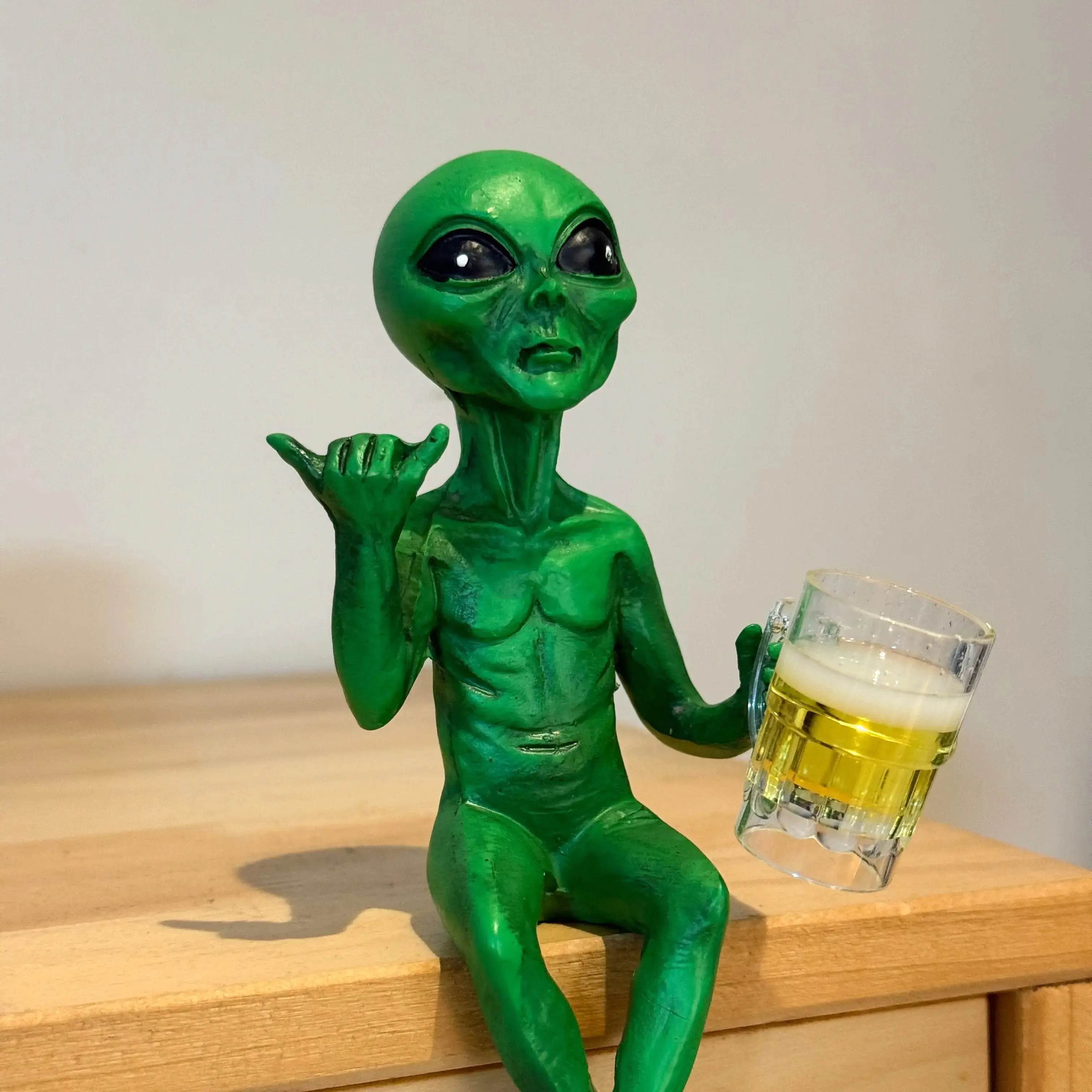 Funny Beer-Holding Alien Resin Statue, Unique Decor Oddities Gift, Decorative Sci-Fi Fun Art Collectible for Desk & Bookshelf Home Decor, Cool Gift for Men