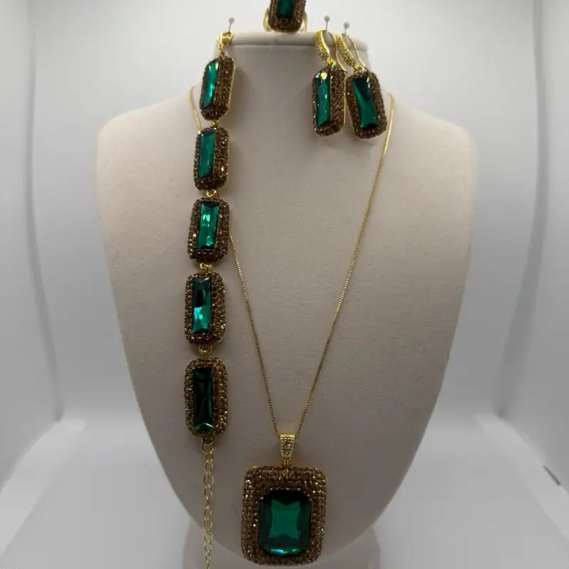 Hermosa joyería con maxi zirconias color esmeralda