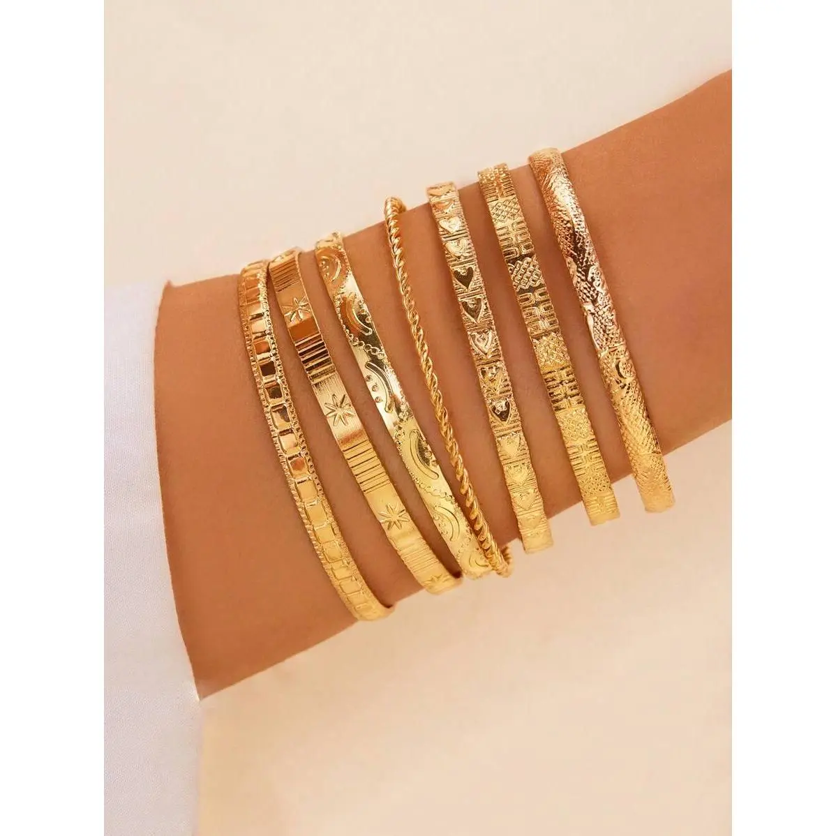 Women's 7Pcs Textured Gold Stackable Cuff Bangle Set, Hollow Carved Metal Bracelets, Vintage Multi-Style Daily Wedding Costume Jewelry Gift, Female Set, Hammered Texture, Open Bangles, Zinc Alloy, Hexagram Motif, Heart Cutout, Hollow Carving, Stackable Se
