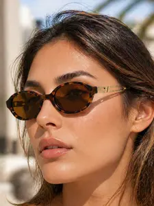 1 Pair Retro Oval Tortoise Sunglasses for Women, Brown Lens Small Frame Shades with Gold Tone Metal Temples, Vintage 90s Y2K Eyewear for Beach Vacation Driving Daily Wear